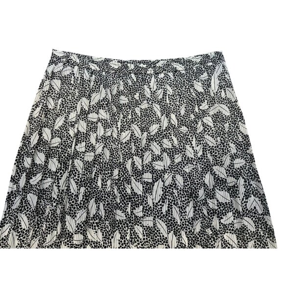 Alfred Dunner Womensl Pleated Skirt Size 18 Black & White Floral - Picture 9 of 9